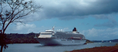 Luksuslejneren på vej igennem Panamakanalen