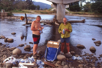 Alf og jeg skifter vand i Rio Guarumo